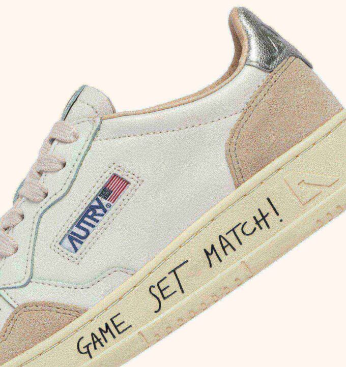 ZAPATILLAS BAJAS MEDALIST DE PIEL Y ANTE BLANCO Y PLATA CON LETRAS