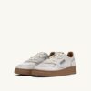 ZAPATILLAS BAJAS MEDALIST EN ANTE EFECTO RASGADO BLANCO Y MARRÓN TABACO ZAPATILLAS BAJAS MEDALIST EN ANTE EFECTO RASGADO BLANCO Y MARRÓN TABACO