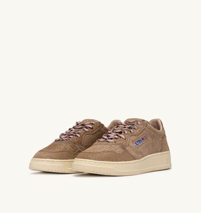 ZAPATILLAS BAJAS MEDALIST EN EFECTO PELO DE PONY BEIGE