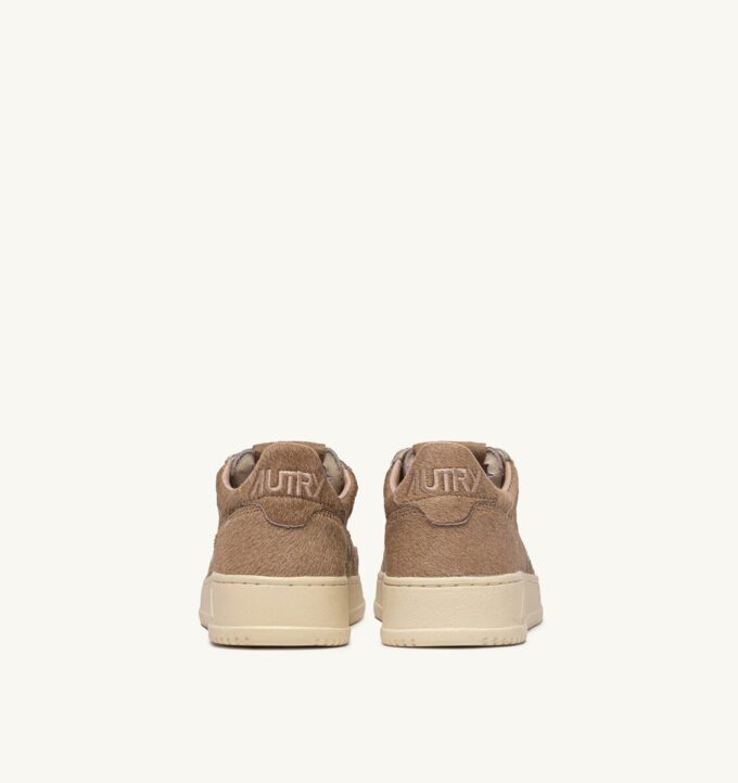 ZAPATILLAS BAJAS MEDALIST EN EFECTO PELO DE PONY BEIGE