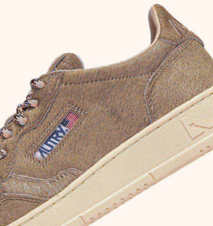 ZAPATILLAS BAJAS MEDALIST EN EFECTO PELO DE PONY BEIGE