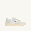 ZAPATILLAS BAJAS MEDALIST EN PIEL BLANCA Y BRILLO ZAPATILLAS BAJAS MEDALIST EN PIEL BLANCA Y BRILLO