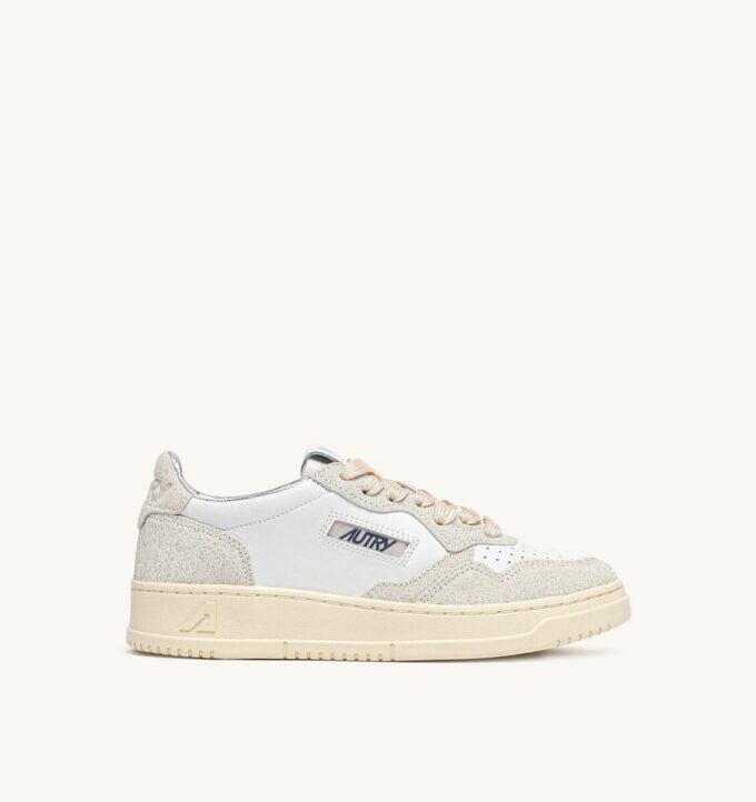 ZAPATILLAS BAJAS MEDALIST EN PIEL BLANCA Y BRILLO ZAPATILLAS BAJAS MEDALIST EN PIEL BLANCA Y BRILLO