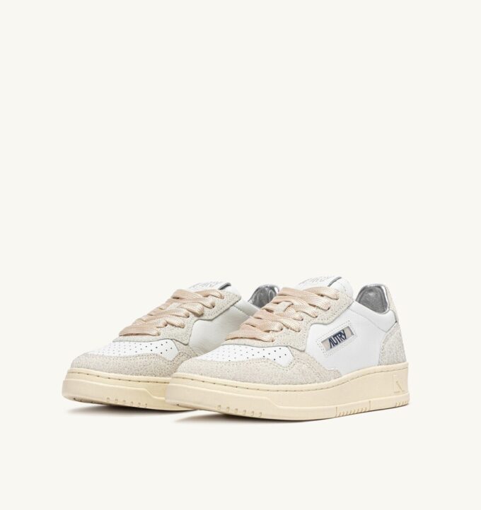 ZAPATILLAS BAJAS MEDALIST EN PIEL BLANCA Y BRILLO ZAPATILLAS BAJAS MEDALIST EN PIEL BLANCA Y BRILLO