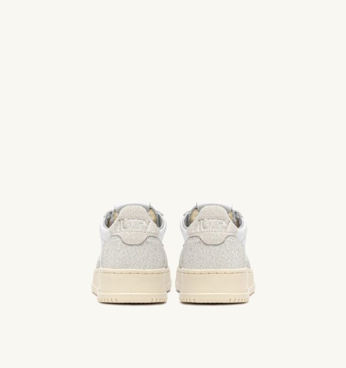 ZAPATILLAS BAJAS MEDALIST EN PIEL BLANCA Y BRILLO ZAPATILLAS BAJAS MEDALIST EN PIEL BLANCA Y BRILLO