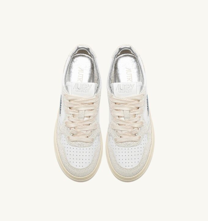 ZAPATILLAS BAJAS MEDALIST EN PIEL BLANCA Y BRILLO ZAPATILLAS BAJAS MEDALIST EN PIEL BLANCA Y BRILLO