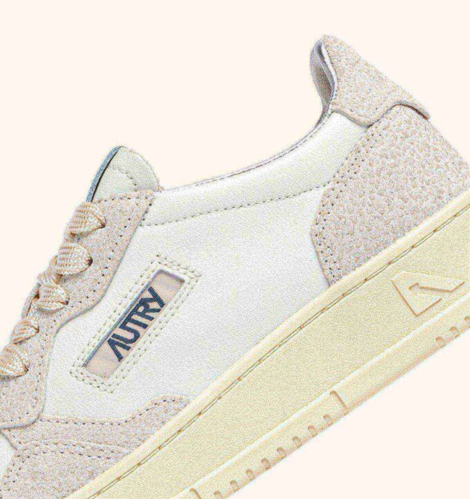 ZAPATILLAS BAJAS MEDALIST EN PIEL BLANCA Y BRILLO ZAPATILLAS BAJAS MEDALIST EN PIEL BLANCA Y BRILLO