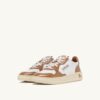 ZAPATILLAS BAJAS MEDALIST EN PIEL BLANCA Y MARRÓN AZÚCAR ZAPATILLAS BAJAS MEDALIST EN PIEL BLANCA Y MARRÓN AZÚCAR