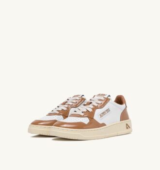 ZAPATILLAS BAJAS MEDALIST EN PIEL BLANCA Y MARRÓN AZÚCAR ZAPATILLAS BAJAS MEDALIST EN PIEL BLANCA Y MARRÓN AZÚCAR