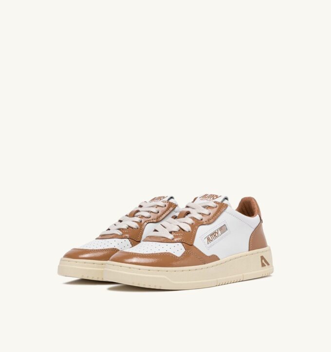 ZAPATILLAS BAJAS MEDALIST EN PIEL BLANCA Y MARRÓN AZÚCAR ZAPATILLAS BAJAS MEDALIST EN PIEL BLANCA Y MARRÓN AZÚCAR