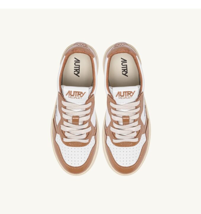 ZAPATILLAS BAJAS MEDALIST EN PIEL BLANCA Y MARRÓN AZÚCAR ZAPATILLAS BAJAS MEDALIST EN PIEL BLANCA Y MARRÓN AZÚCAR