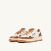 ZAPATILLAS BAJAS MEDALIST EN PIEL BLANCA Y TORMENTA DE ARENA ZAPATILLAS BAJAS MEDALIST EN PIEL BLANCA Y TORMENTA DE ARENA
