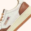 ZAPATILLAS BAJAS MEDALIST EN PIEL BLANCA Y TORMENTA DE ARENA ZAPATILLAS BAJAS MEDALIST EN PIEL BLANCA Y TORMENTA DE ARENA