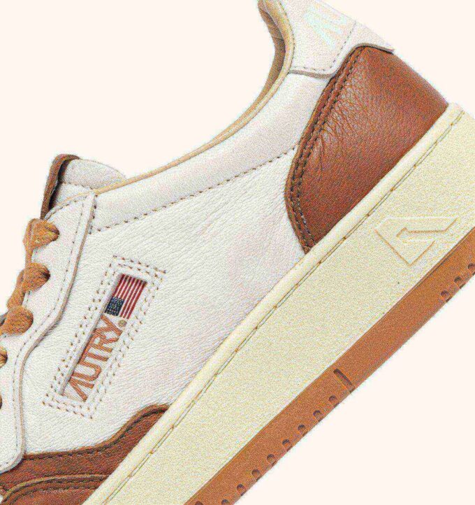 ZAPATILLAS BAJAS MEDALIST EN PIEL BLANCA Y TORMENTA DE ARENA ZAPATILLAS BAJAS MEDALIST EN PIEL BLANCA Y TORMENTA DE ARENA
