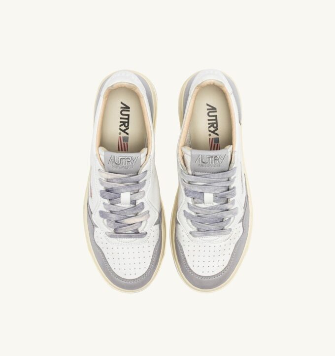 ZAPATILLAS BAJAS MEDALIST EN PIEL BLANCA Y VAPOR ZAPATILLAS BAJAS MEDALIST EN PIEL BLANCA Y VAPOR