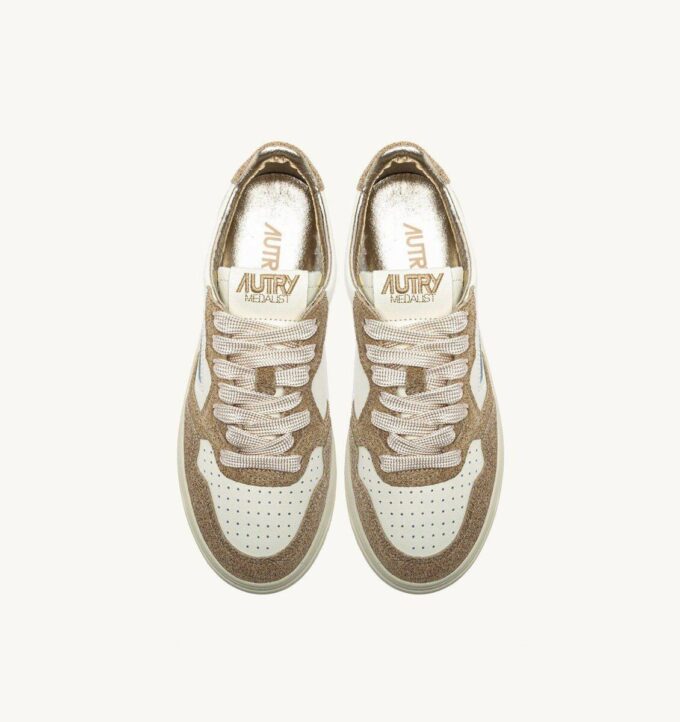 ZAPATILLAS BAJAS MEDALIST EN PIEL MARSHMALLOW Y BRILLO ARENA ZAPATILLAS BAJAS MEDALIST EN PIEL MARSHMALLOW Y BRILLO ARENA