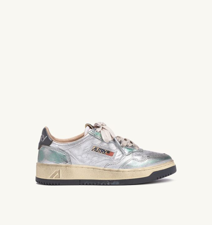 ZAPATILLAS BAJAS MEDALIST SUPER VINTAGE EN PIEL METALIZADA TONO PLATEADO ZAPATILLAS BAJAS MEDALIST SUPER VINTAGE EN PIEL METALIZADA TONO PLATEADO