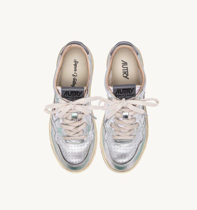 ZAPATILLAS BAJAS MEDALIST SUPER VINTAGE EN PIEL METALIZADA TONO PLATEADO ZAPATILLAS BAJAS MEDALIST SUPER VINTAGE EN PIEL METALIZADA TONO PLATEADO