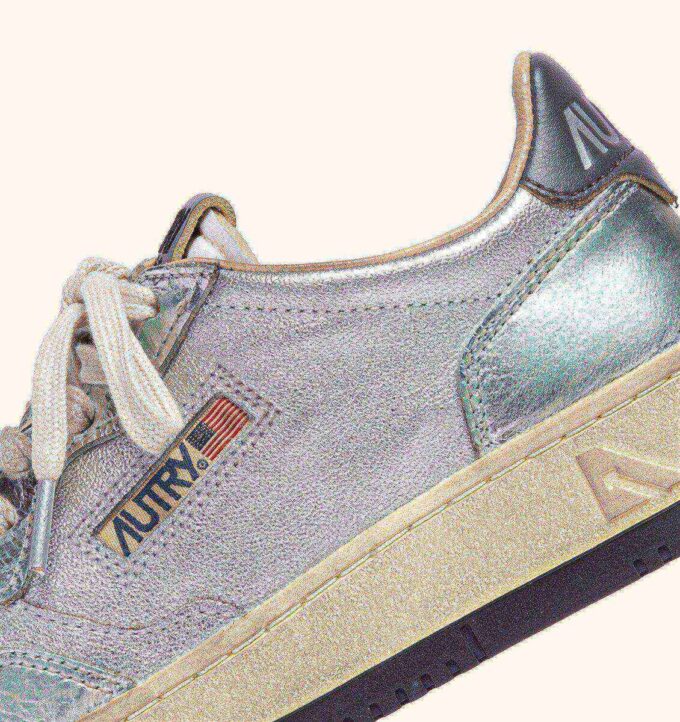 ZAPATILLAS BAJAS MEDALIST SUPER VINTAGE EN PIEL METALIZADA TONO PLATEADO ZAPATILLAS BAJAS MEDALIST SUPER VINTAGE EN PIEL METALIZADA TONO PLATEADO
