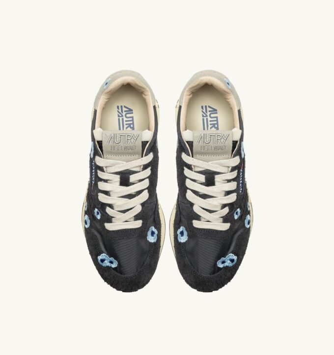 ZAPATILLAS BAJAS REELWIND CON BORDADO PHAN Y AZUL CELESTIAL ZAPATILLAS BAJAS REELWIND CON BORDADO PHAN Y AZUL CELESTIAL