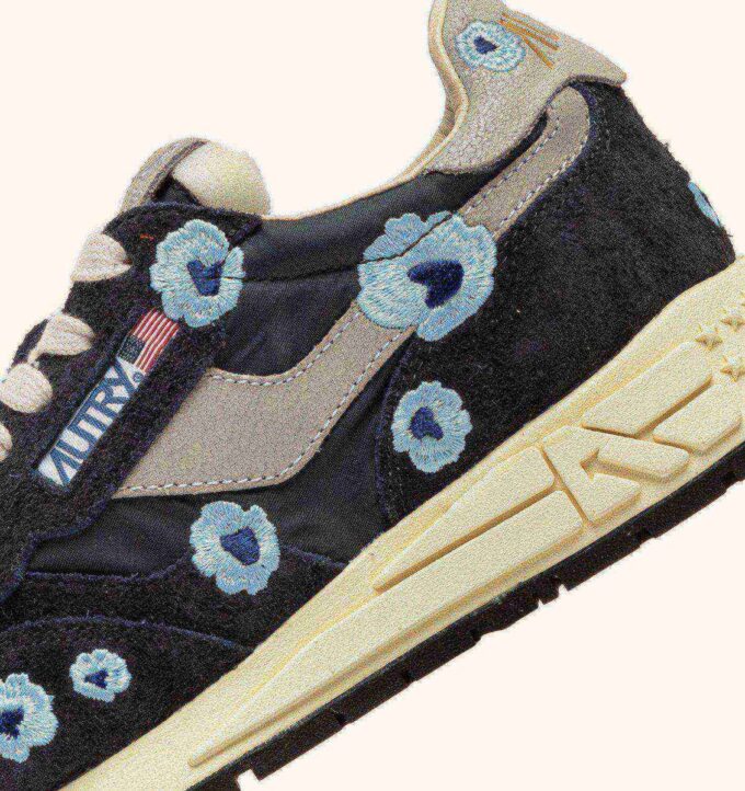 ZAPATILLAS BAJAS REELWIND CON BORDADO PHAN Y AZUL CELESTIAL ZAPATILLAS BAJAS REELWIND CON BORDADO PHAN Y AZUL CELESTIAL
