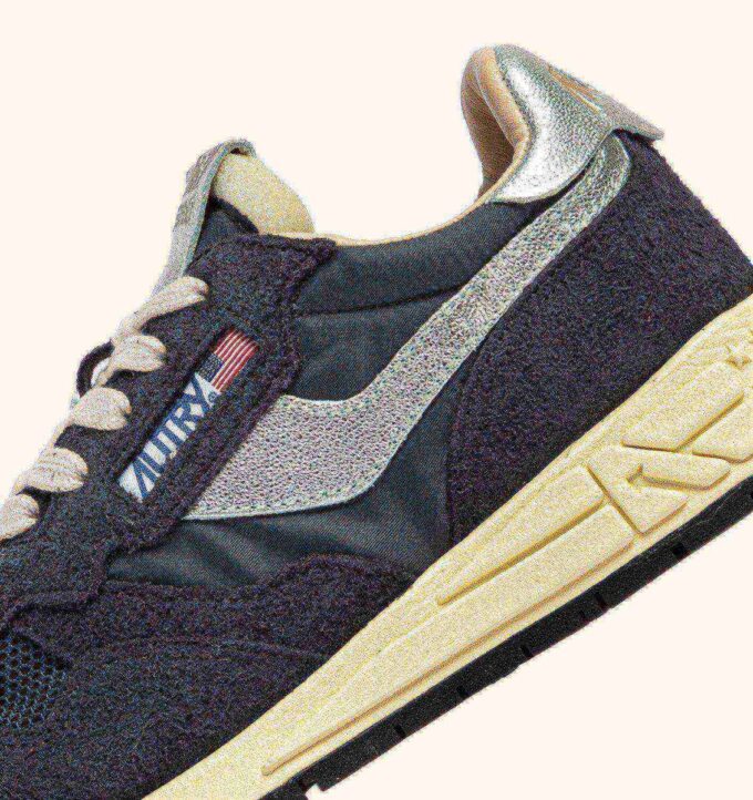 ZAPATILLAS BAJAS REELWIND DE ANTE Y PIEL DE NYLON EN TONOS CARBONO Y PLATEADO ZAPATILLAS BAJAS REELWIND DE ANTE Y PIEL DE NYLON EN TONOS CARBONO Y PLATEADO