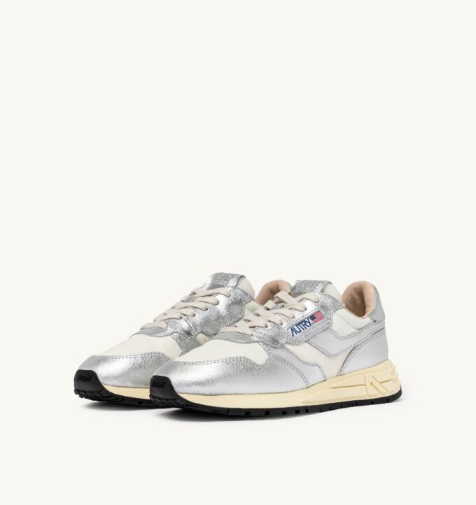 ZAPATILLAS BAJAS REELWIND DE NYLON BLANCO Y CUERO METALIZADO EN TONO PLATEADO ZAPATILLAS BAJAS REELWIND DE NYLON BLANCO Y CUERO METALIZADO EN TONO PLATEADO