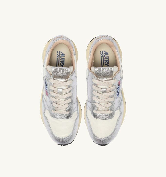 ZAPATILLAS BAJAS REELWIND DE NYLON BLANCO Y CUERO METALIZADO EN TONO PLATEADO ZAPATILLAS BAJAS REELWIND DE NYLON BLANCO Y CUERO METALIZADO EN TONO PLATEADO