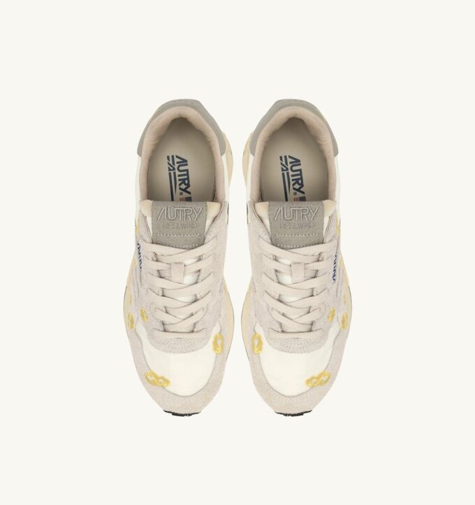ZAPATILLAS BAJAS REELWIND EN BLANCO Y BORDADO DE RANÚCULA ZAPATILLAS BAJAS REELWIND EN BLANCO Y BORDADO DE RANÚCULA