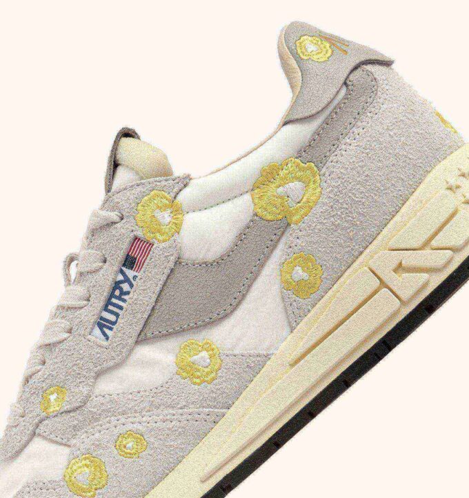ZAPATILLAS BAJAS REELWIND EN BLANCO Y BORDADO DE RANÚCULA ZAPATILLAS BAJAS REELWIND EN BLANCO Y BORDADO DE RANÚCULA