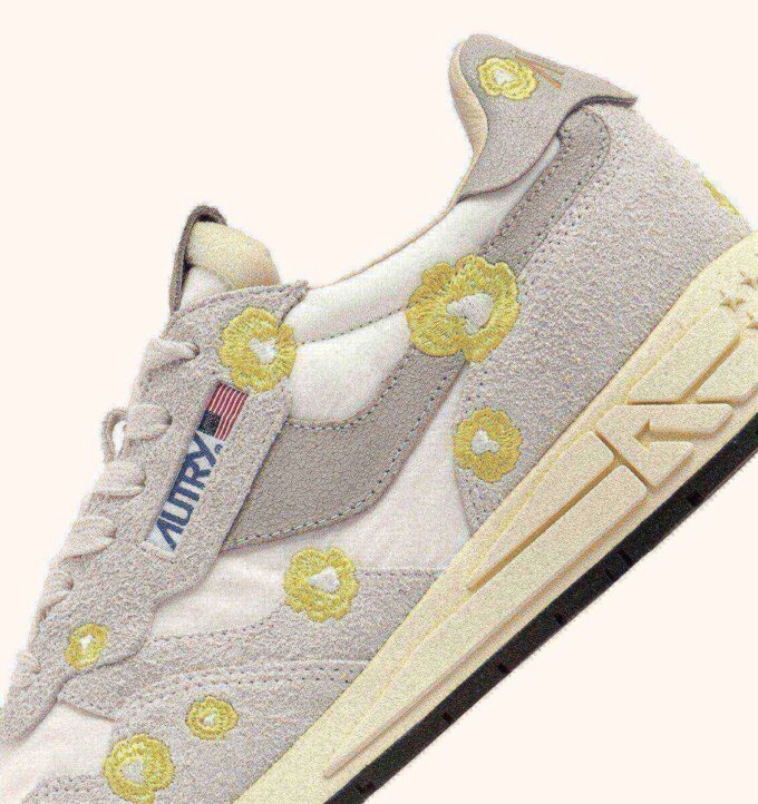 ZAPATILLAS BAJAS REELWIND EN BLANCO Y BORDADO DE RANÚCULA ZAPATILLAS BAJAS REELWIND EN BLANCO Y BORDADO DE RANÚCULA