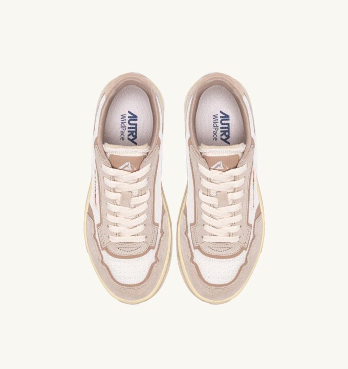 ZAPATILLAS BAJAS WILDPACE EN MALLA Y ANTE BLANCO SUSURRO Y ARENA