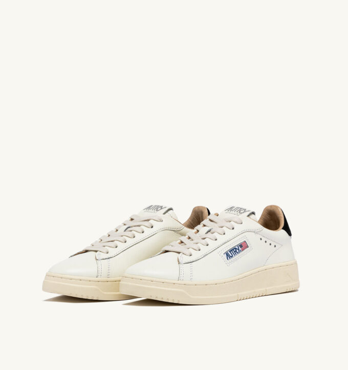 ZAPATILLAS DALLAS BAJAS DE PIEL BLANCA Y NEGRA ZAPATILLAS DALLAS BAJAS DE PIEL BLANCA Y NEGRA