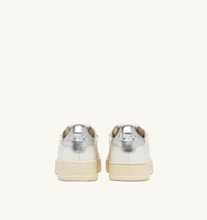 ZAPATILLAS DALLAS BAJAS DE PIEL BLANCA Y PLATEADA ZAPATILLAS DALLAS BAJAS DE PIEL BLANCA Y PLATEADA