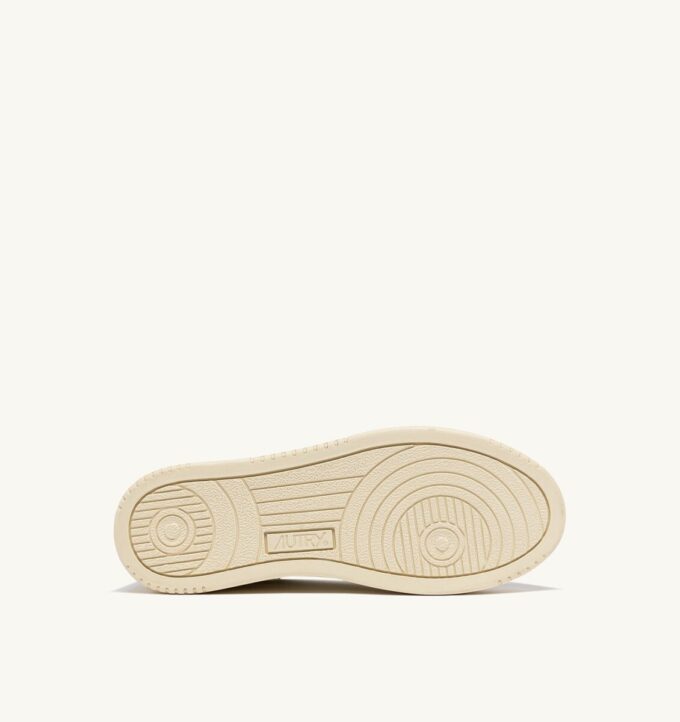 ZAPATILLAS DALLAS BAJAS DE PIEL BLANCA Y PLATEADA ZAPATILLAS DALLAS BAJAS DE PIEL BLANCA Y PLATEADA