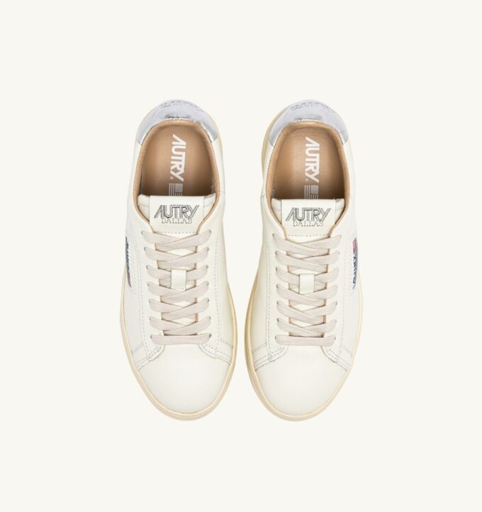 ZAPATILLAS DALLAS BAJAS DE PIEL BLANCA Y PLATEADA ZAPATILLAS DALLAS BAJAS DE PIEL BLANCA Y PLATEADA