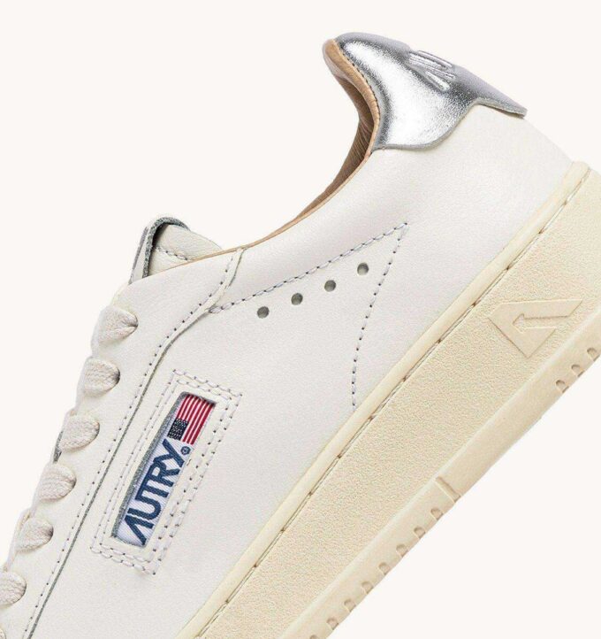 ZAPATILLAS DALLAS BAJAS DE PIEL BLANCA Y PLATEADA ZAPATILLAS DALLAS BAJAS DE PIEL BLANCA Y PLATEADA