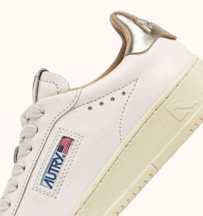 ZAPATILLAS DALLAS BAJAS EN PIEL BLANCA Y DORADA ZAPATILLAS DALLAS BAJAS EN PIEL BLANCA Y DORADA