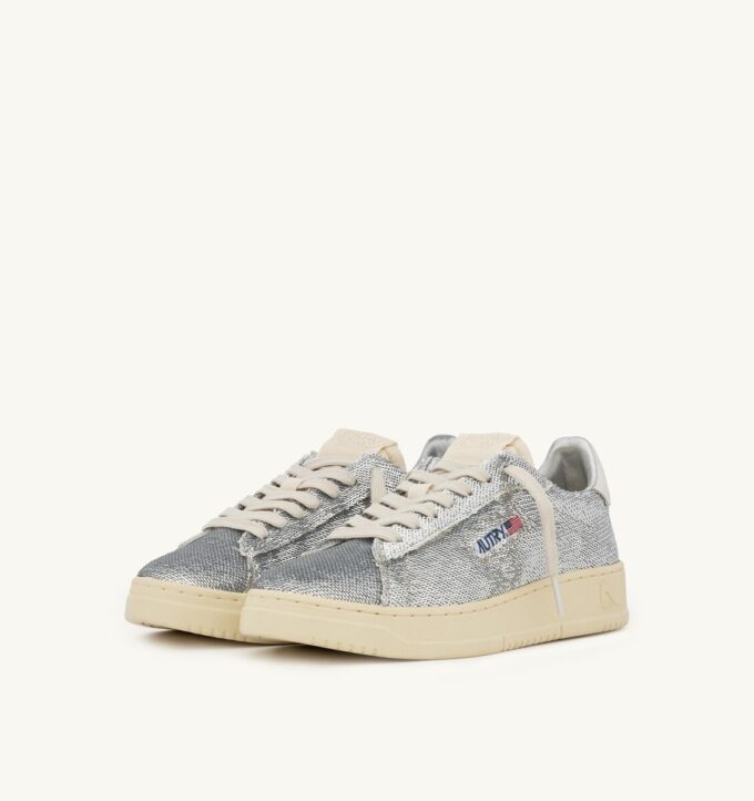 ZAPATILLAS DALLAS LOW ‘SPARKLING’ BRILLANTES EN LENTEJUELAS PLATEADAS Y BLANCAS ZAPATILLAS DALLAS LOW ‘SPARKLING’ BRILLANTES EN LENTEJUELAS PLATEADAS Y BLANCAS