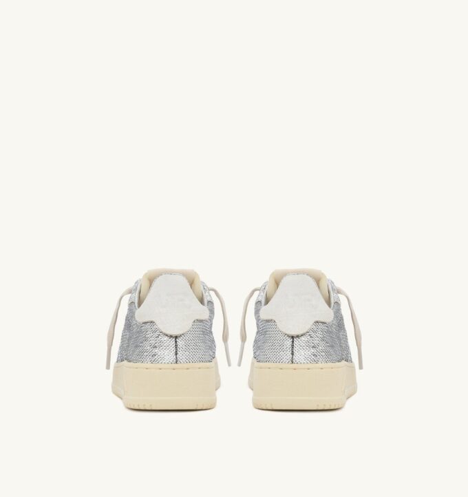 ZAPATILLAS DALLAS LOW ‘SPARKLING’ BRILLANTES EN LENTEJUELAS PLATEADAS Y BLANCAS ZAPATILLAS DALLAS LOW ‘SPARKLING’ BRILLANTES EN LENTEJUELAS PLATEADAS Y BLANCAS