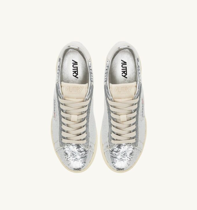 ZAPATILLAS DALLAS LOW ‘SPARKLING’ BRILLANTES EN LENTEJUELAS PLATEADAS Y BLANCAS ZAPATILLAS DALLAS LOW ‘SPARKLING’ BRILLANTES EN LENTEJUELAS PLATEADAS Y BLANCAS