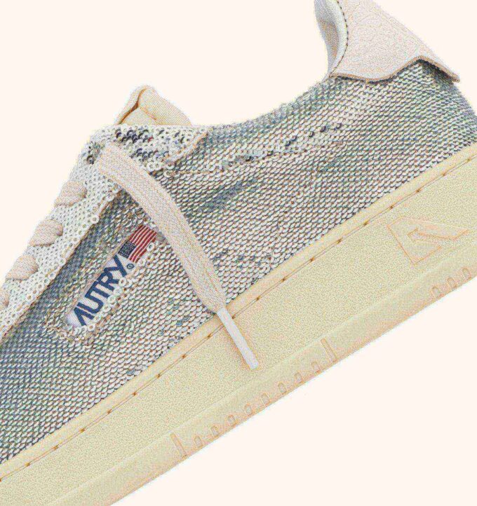 ZAPATILLAS DALLAS LOW ‘SPARKLING’ BRILLANTES EN LENTEJUELAS PLATEADAS Y BLANCAS ZAPATILLAS DALLAS LOW ‘SPARKLING’ BRILLANTES EN LENTEJUELAS PLATEADAS Y BLANCAS