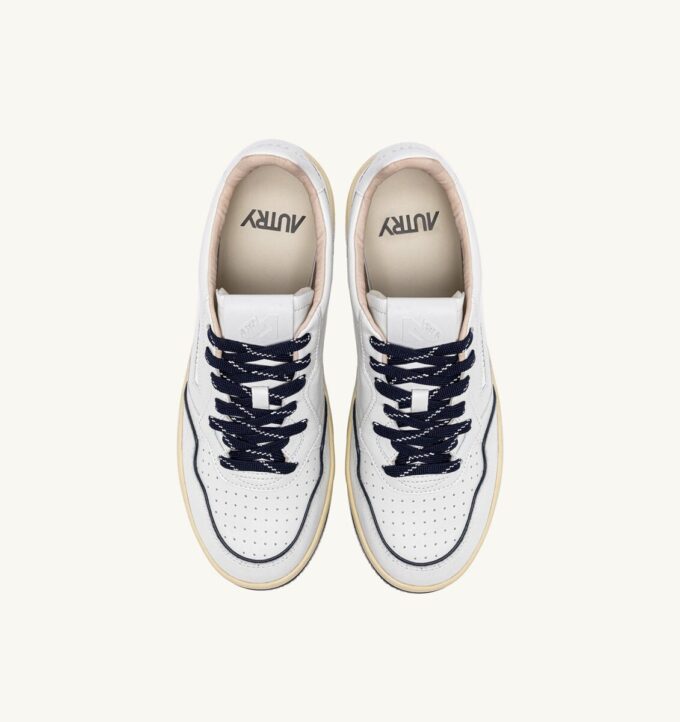 ZAPATILLAS DE GOLF BAJAS EN PIEL BLANCA Y AZUL MARINO