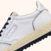 ZAPATILLAS DE GOLF BAJAS EN PIEL BLANCA Y AZUL MARINO