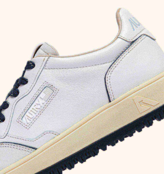 ZAPATILLAS DE GOLF BAJAS EN PIEL BLANCA Y AZUL MARINO