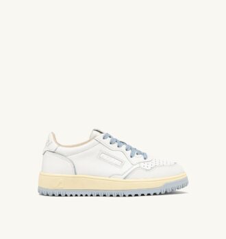 ZAPATILLAS DE GOLF BAJAS EN PIEL COLOR BLANCO Y AZUL PERLA ZAPATILLAS DE GOLF BAJAS EN PIEL COLOR BLANCO Y AZUL PERLA