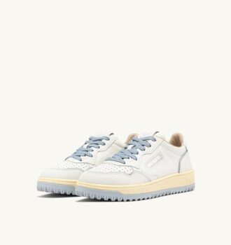 ZAPATILLAS DE GOLF BAJAS EN PIEL COLOR BLANCO Y AZUL PERLA ZAPATILLAS DE GOLF BAJAS EN PIEL COLOR BLANCO Y AZUL PERLA