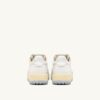 ZAPATILLAS DE GOLF BAJAS EN PIEL BLANCA Y AZUL PERLA ZAPATILLAS DE GOLF BAJAS EN PIEL BLANCA Y AZUL PERLA