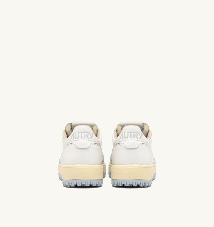 ZAPATILLAS DE GOLF BAJAS EN PIEL BLANCA Y AZUL PERLA ZAPATILLAS DE GOLF BAJAS EN PIEL BLANCA Y AZUL PERLA