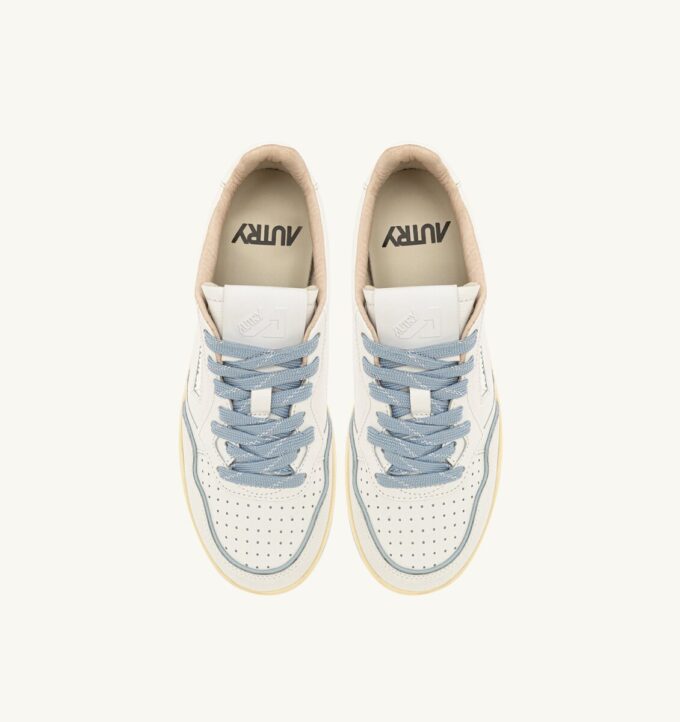 ZAPATILLAS DE GOLF BAJAS EN PIEL COLOR BLANCO Y AZUL PERLA